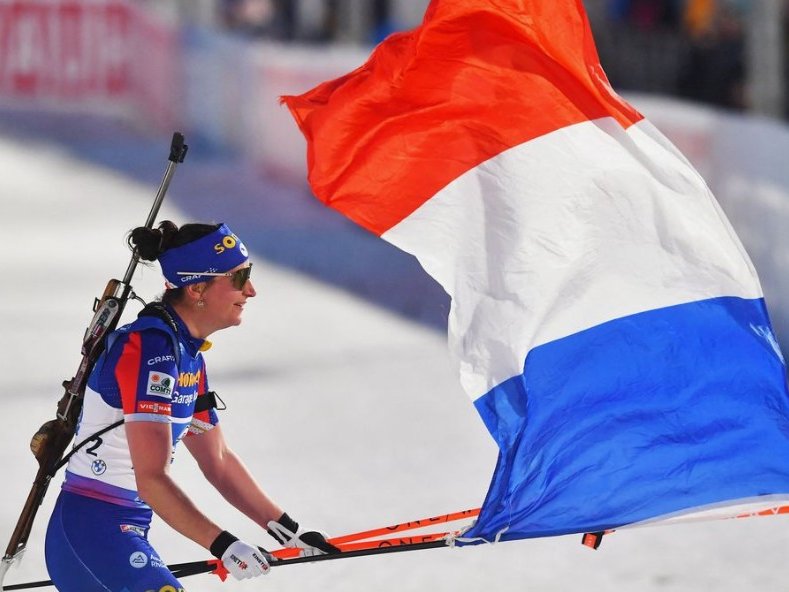 Франция снова на подиуме: дамы выиграли эстафету на ЧЕ-2026